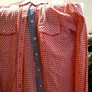 Long sleve plaid button up shirt